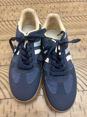 Women’s Size 7.5 Navy Blue Retro Lace-Up Sneakers with White Stripes